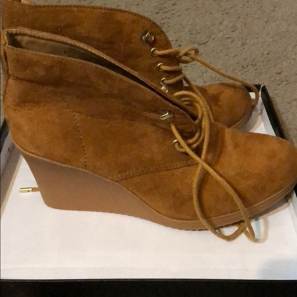 Tan laced up wedge booties - Picture 2 of 2